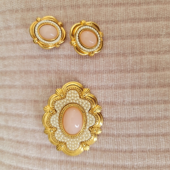 Avon Jewelry - Avon Gold and Cream Brooch Set VTG